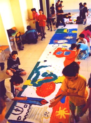 Uno sguardo d'insieme: le pareti della scuola dopo la trasformazione.
